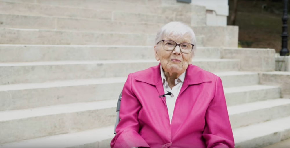Bénita sur les marches de la villa viardot restaurée Erard Malmaison 2022