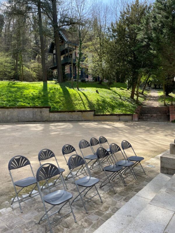 Devant la villa Viardot
